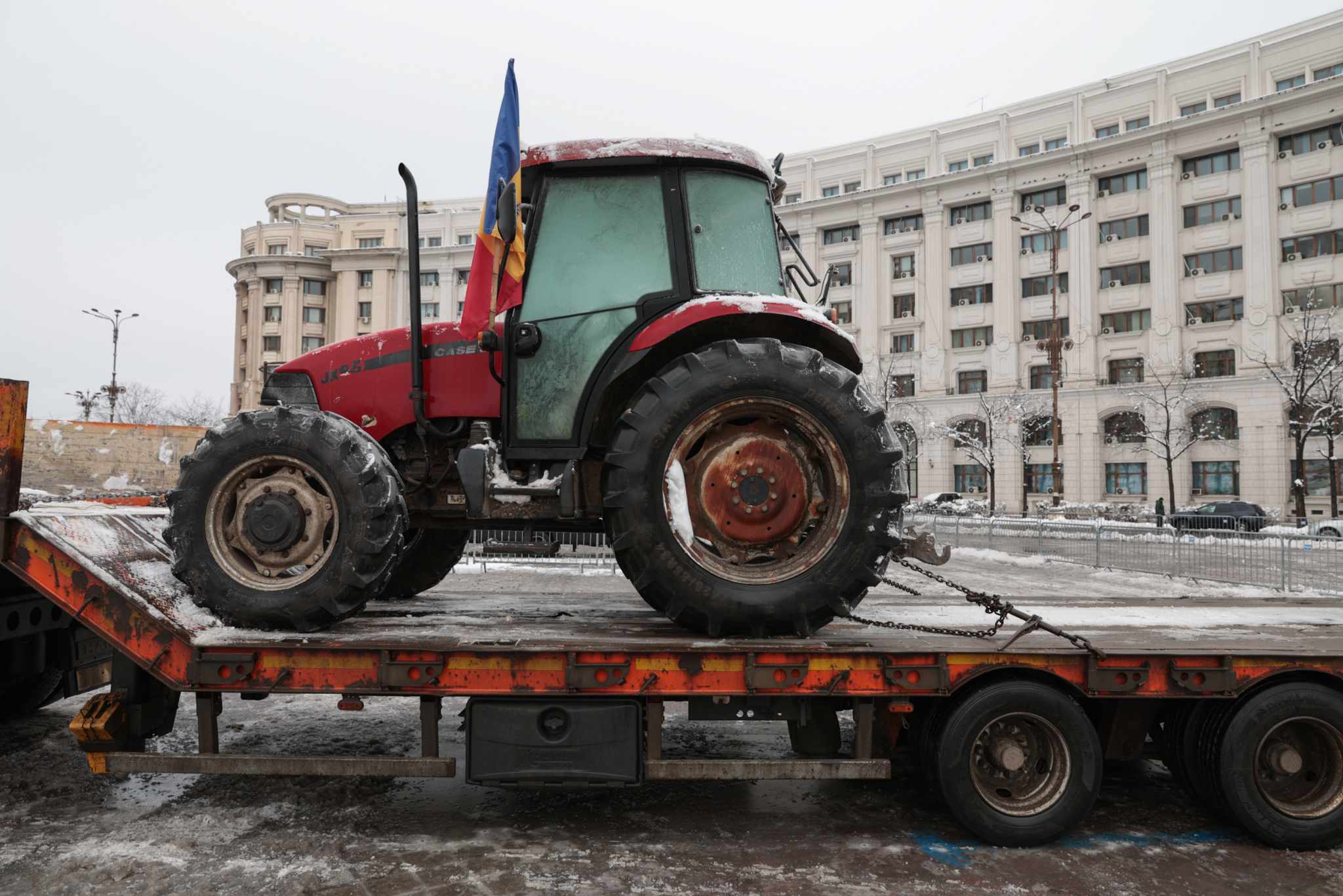 Un singur camion cu un tractor pe platformă a fost în prima zi a protestului de trei zile din Piața Constituției. Ce s-a anunțat pentru ziua de luni