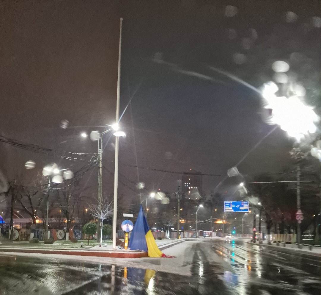Cum a arătat Bucureștiul în prima noapte din 2023 cu ninsoare serioasă. „Ia uite, a căzut steagul!” | FOTO