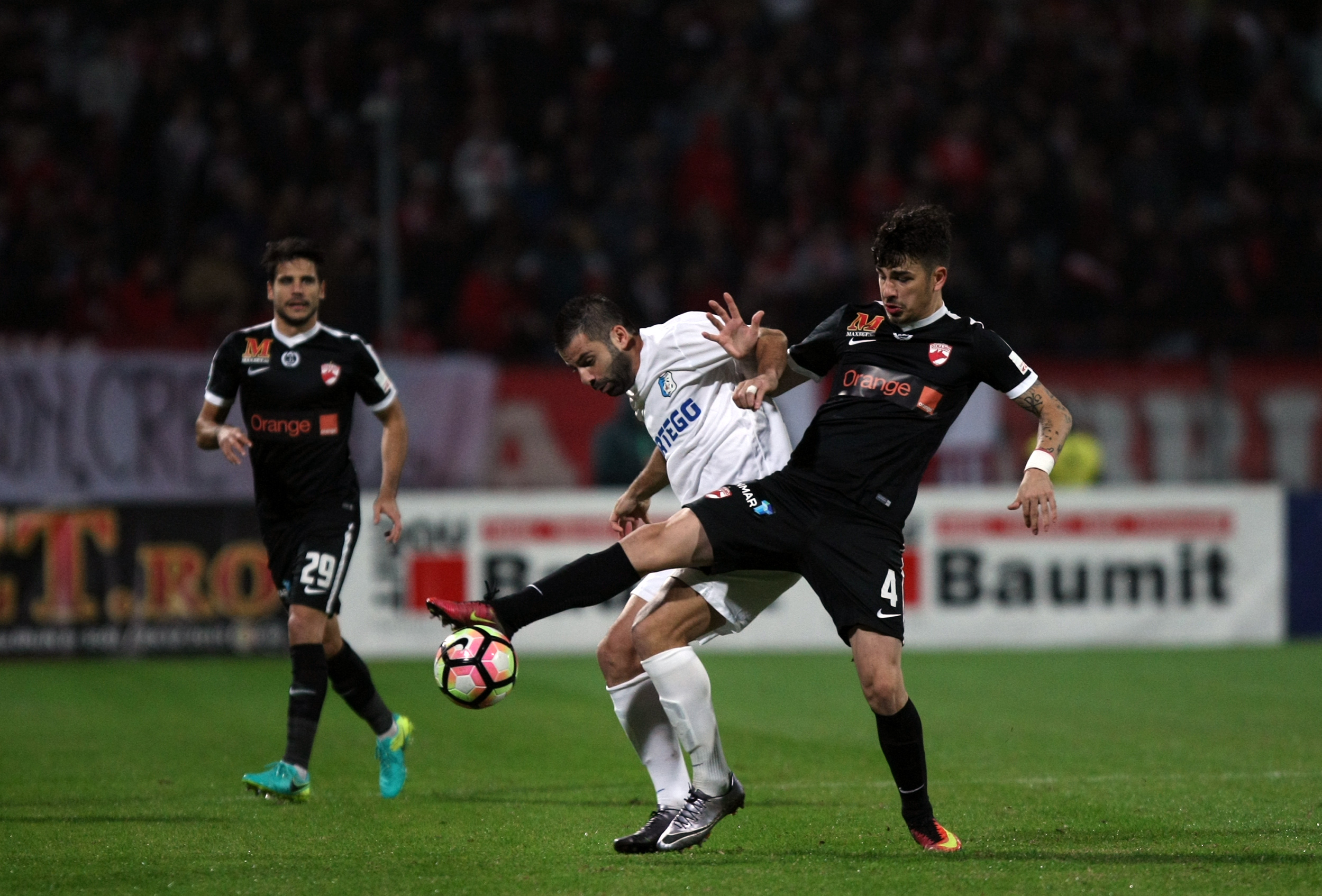 Liga 1, etapa 13. Dinamo - Pandurii 4-0. Autogol incredibil Lazar, ”dublă” Lazăr, plus Palici. ”Câinii”, în negru, în memoria lui Titi Frățilă. Fanii i-au cerut demisia lui Ando / VIDEO