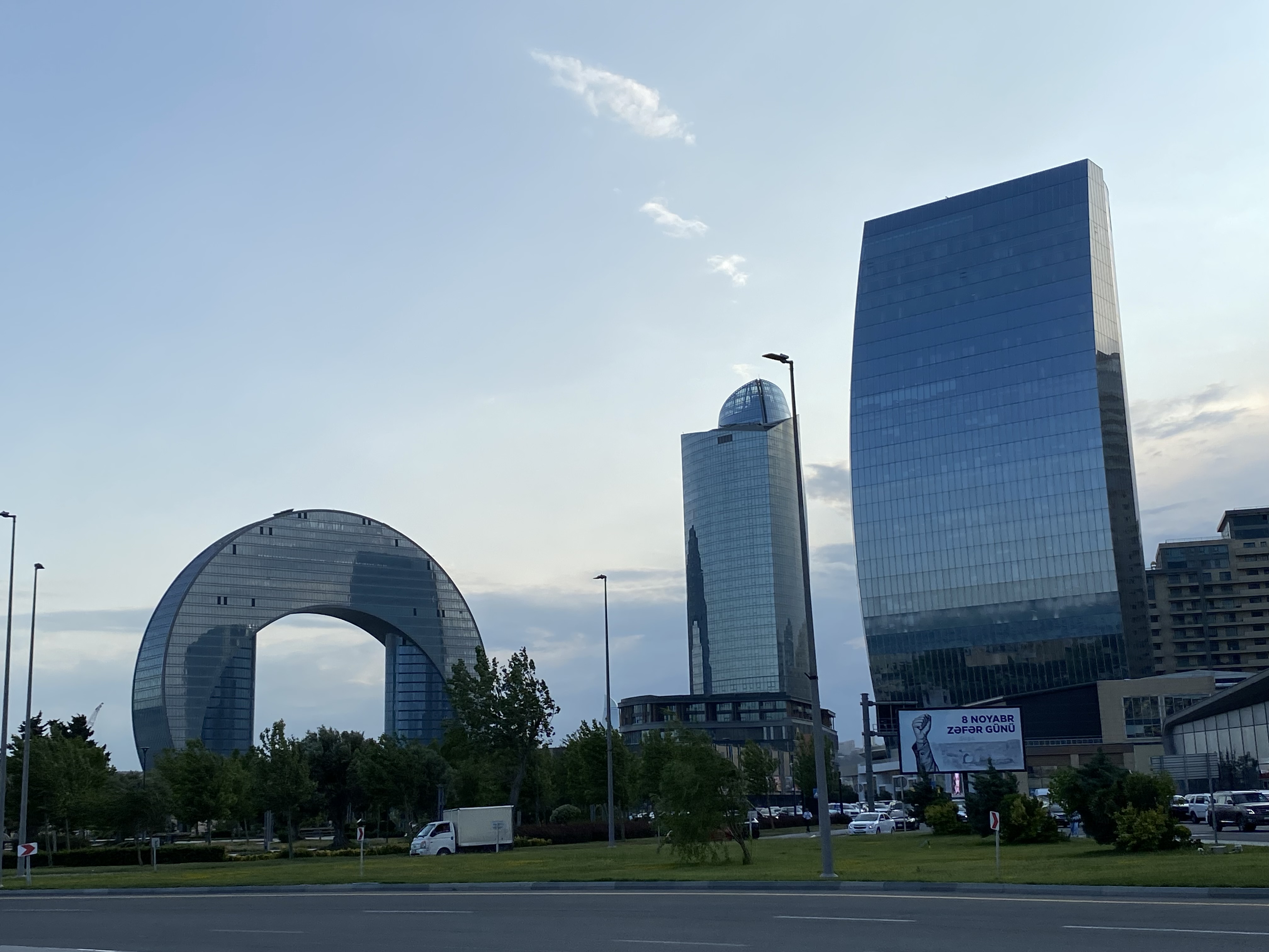 De ce merită să încercați o vacanță în Azerbadjan. Metropola în care benzina e 2,6 lei, călătoria cu metroul un leu, nu sunt cerșetori și scandalagii, iar arhitectura sfidează geometria 