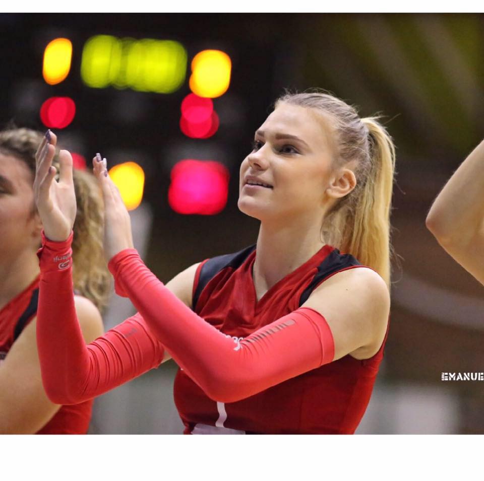 Adelina Budai Ungureanu, cea mai frumoasă voleibalista de  la noi. Are 17 ani și cu siguranță va frânge multe inimi | FOTO