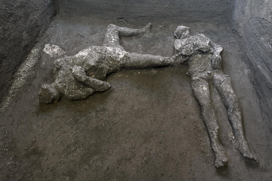 Rămășițele foarte bine conservate a doi bărbați uciși în erupția vulcanică de la Pompeii, descoperite de arheologi