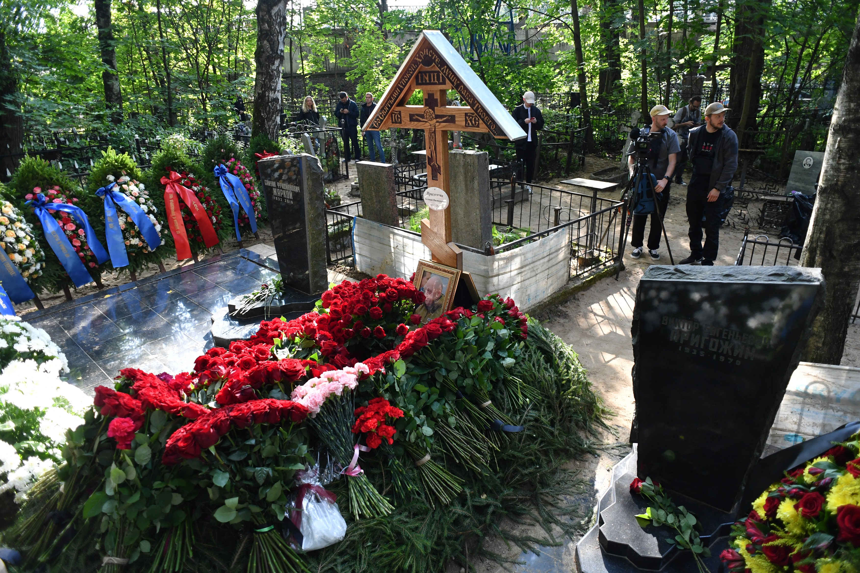 Cum arată mormântul lui Evgheni Prigojin, unde a fost îngropat în mare secret. „Să fii războinic înseamnă să trăieşti veşnic”