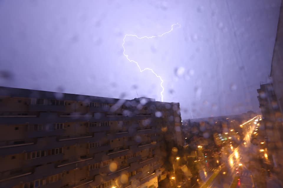 Furtună puternică, azi-noapte, în București. Cerul Capitalei brăzdat de fulgere