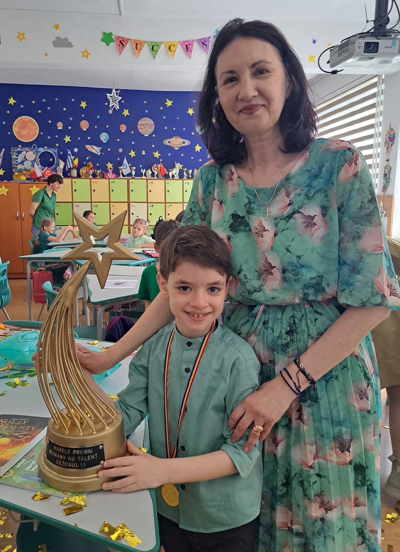 Rareș Prisacariu a dus la școală, în Botoșani, trofeul de la „Românii au talent”. Cum l-au primit colegii și învățătoarele pe câștigător