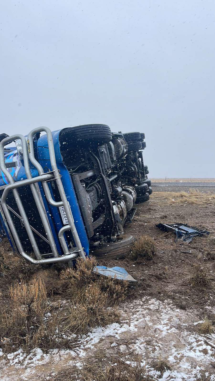 Șoferiță româncă de TIR răsturnată de vânt pe șosea, în munții de lângă Las Vegas