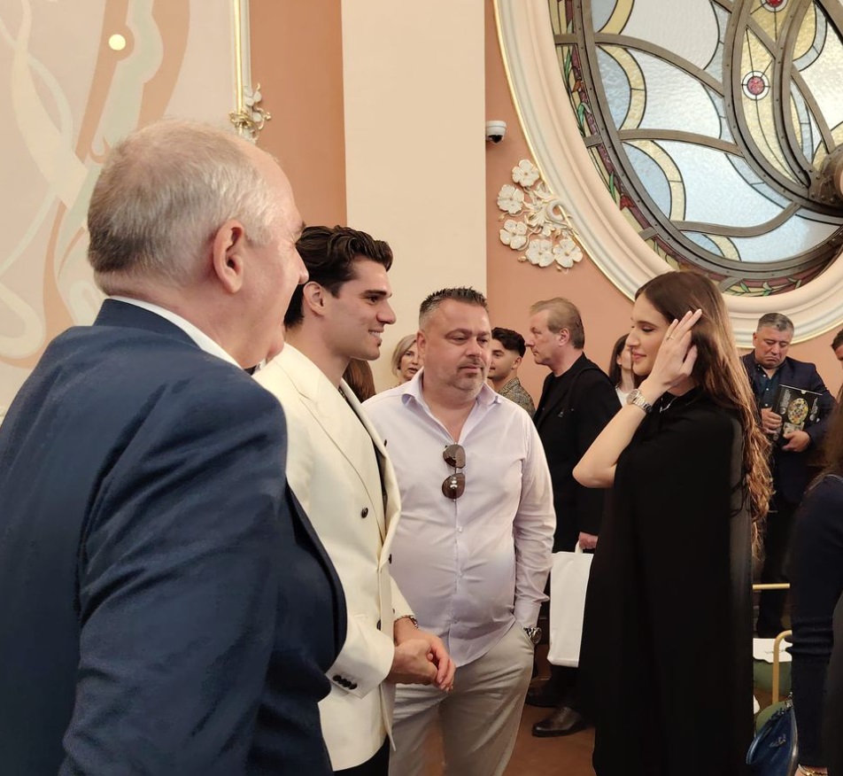 Apariția lui Ianis Hagi alături de soția însărcinată. Elena Tănase a atras privirile îmbrăcată într-o rochie scurtă asortată cu pantofi de 1.000 de euro