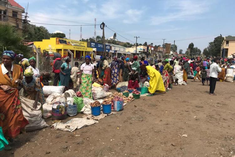 GALERIE FOTO | «Am votat ca să pot urla»! Motivația fabuloasă a lui Bogdan Dovleac, românul care a parcurs duminică 690 de km, în Africa, până la urne