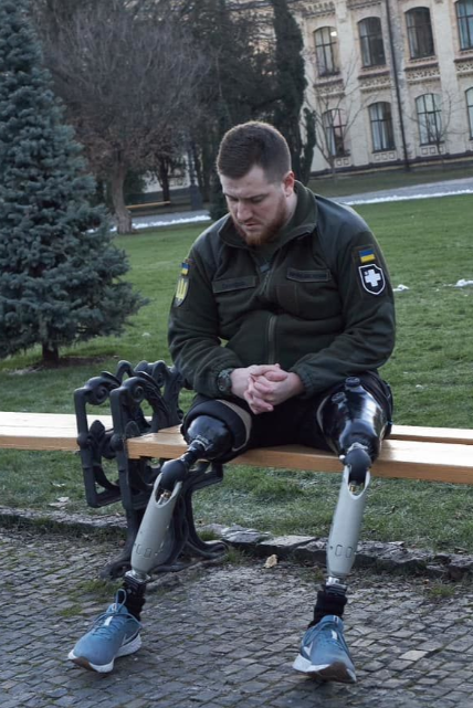 „Un haos”. Un veteran ucrainean care se afla la protezare în străinătate, după ce și-a pierdut picioarele în luptele din Donbas, a primit citație de înrolare