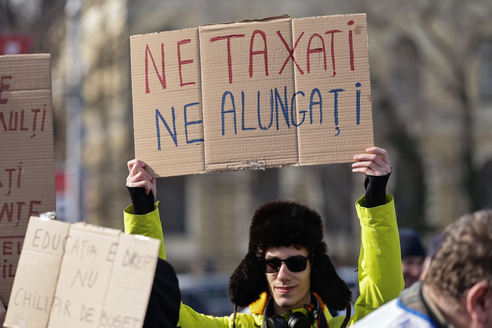 Profesorii și studenții protestează față de Legea Bolojan din Educație: „Școală săracă = țară needucată”