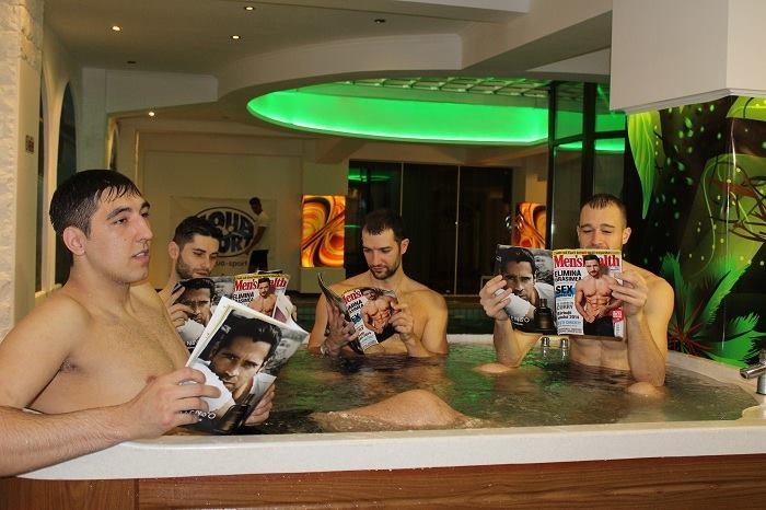 Baschetbaliștii Stelei, recuperare în apă și distracție la piscină, înaintea meciurilor din play off