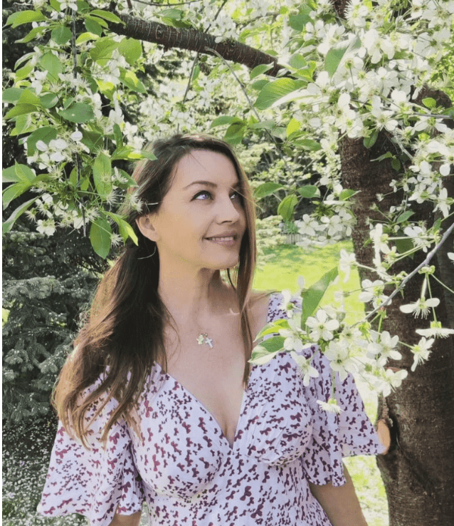 Cum arată Monica Dascălu la un an de când a renunțat la pupitrul știrilor Pro TV. A devenit mamă pentru a doua oară la 45 de ani și pare că a întinerit