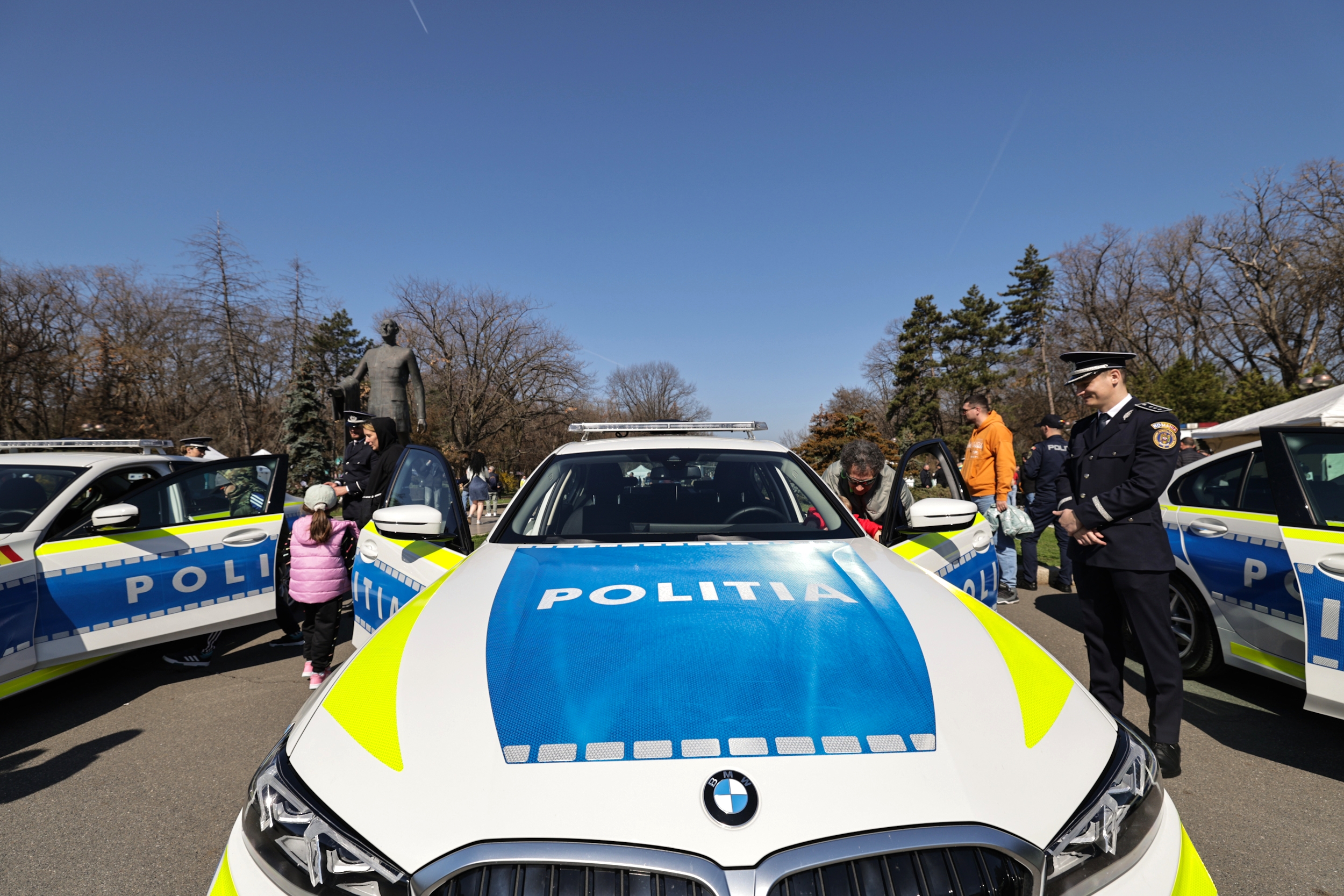 FOTO. Ziua Poliției Române, sărbătorită în avans. Sute de persoane în Parcul Herăstrău, unde au putut vedea echipamentele din dotarea Poliţiei