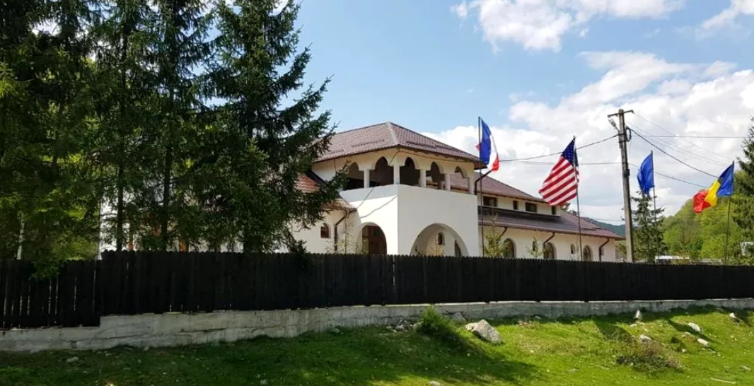 Cât costă o noapte de cazare la pensiunea Monicăi Anghel, în perioada sărbătorilor de iarnă. Imagini cu conacul de la Berevoiești