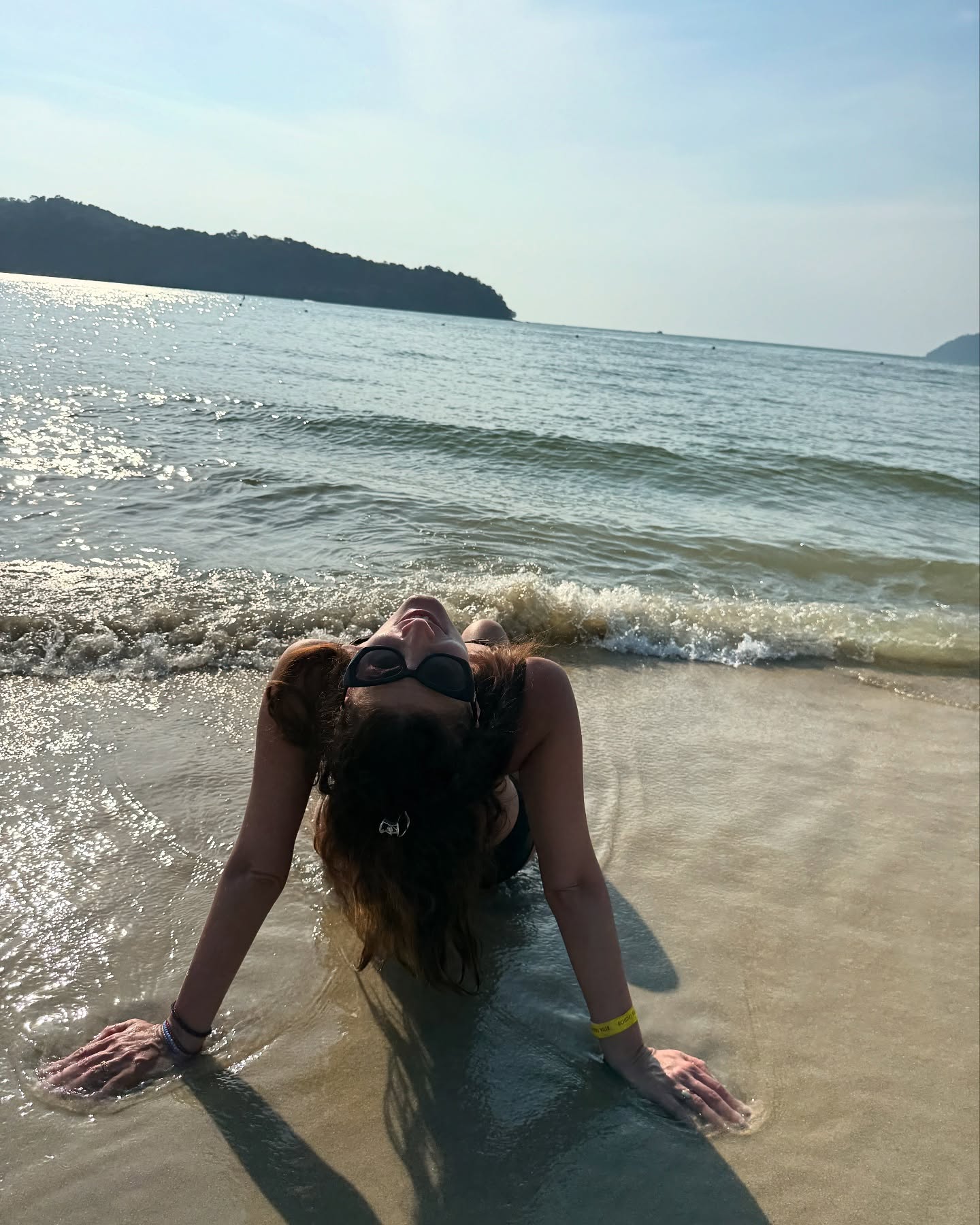 Imagini cu Ioana Ginghină în costum de baie la 47 de ani, pe plaja din Malaezia. „Fără filtru, fără machiaj și fără ezitare”