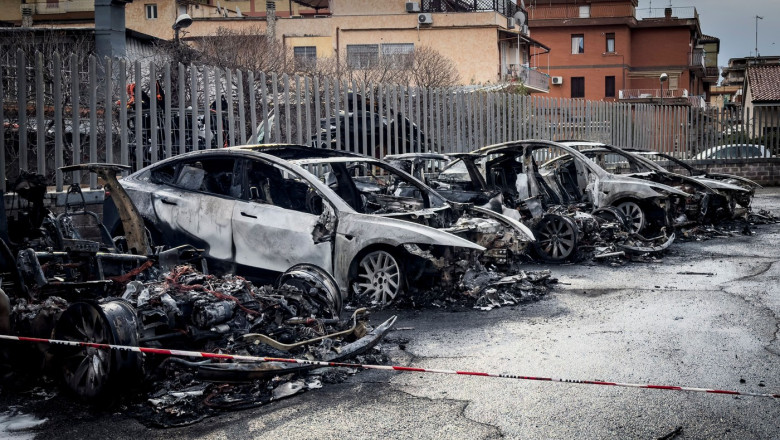 17 mașini Tesla au fost distruse într-un incendiu la Roma. Elon Musk acuză un „act de terorism”