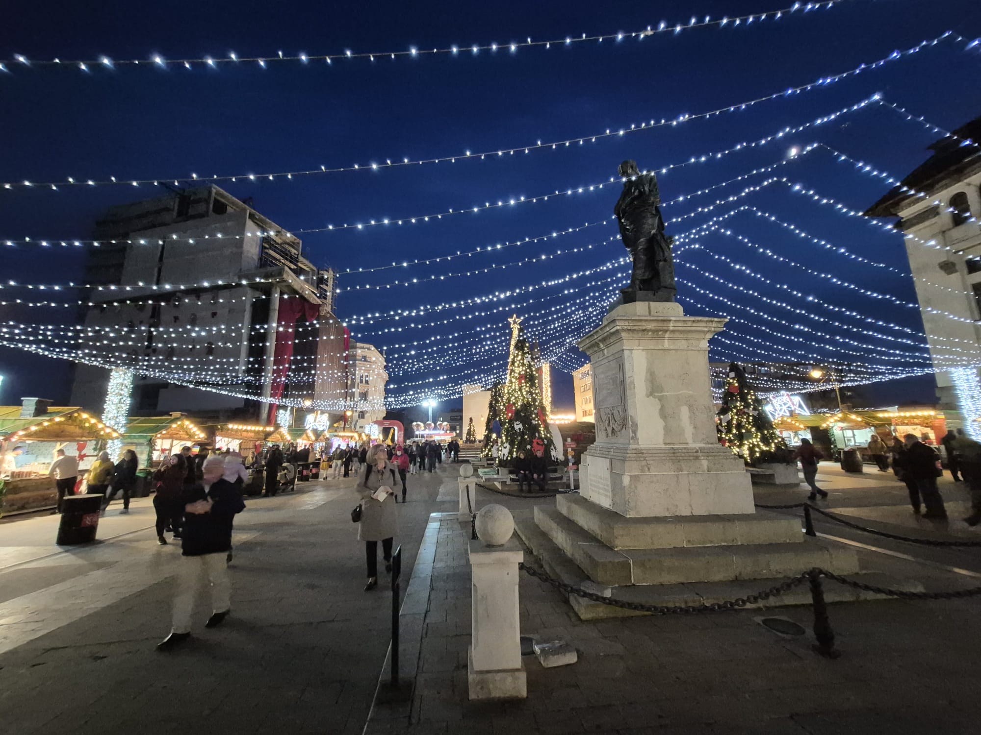 Ce s-a văzut la Târgul de Crăciun din Constanța în prima zi: urși suspendați pe un bloc în construcție, butoaie murdare și patinoar fără gheață 