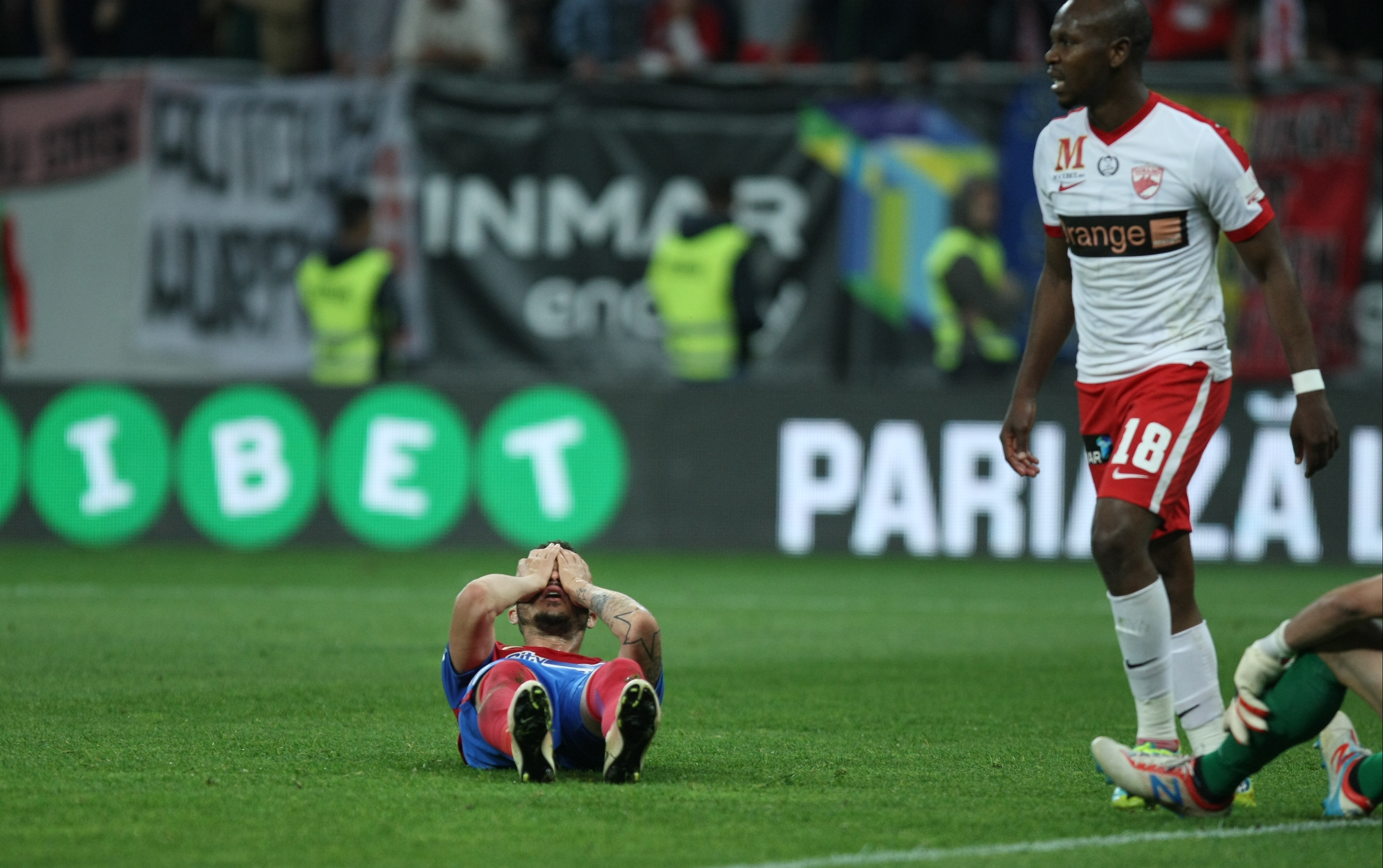 Liga I, etapa a 8-a, play-off: Dinamo - FCSB 2-1. Derby decis în minutul 96, din penalty! ”Cazul Bricheta”, nimica toată pe lângă bombardamentul de pe Arena Națională. Reghe, scandal cu arbitri | LIVE&VIDEO