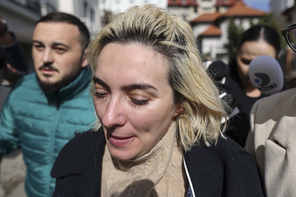 Momentul în care Ana Morodan este oprită în trafic. Doi polițiști au condus-o la mașina lor - VIDEO