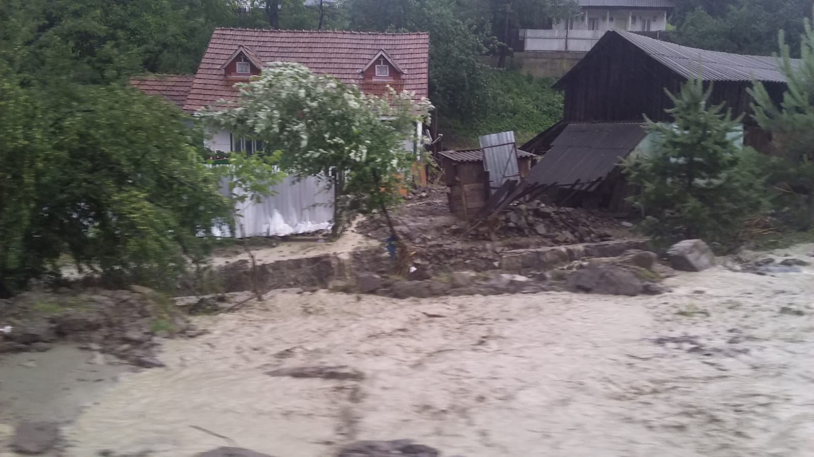 Zeci de gospodării, patru case și un drum național au fost inundate în Slănic Moldova din cauza unor viituri/ FOTO