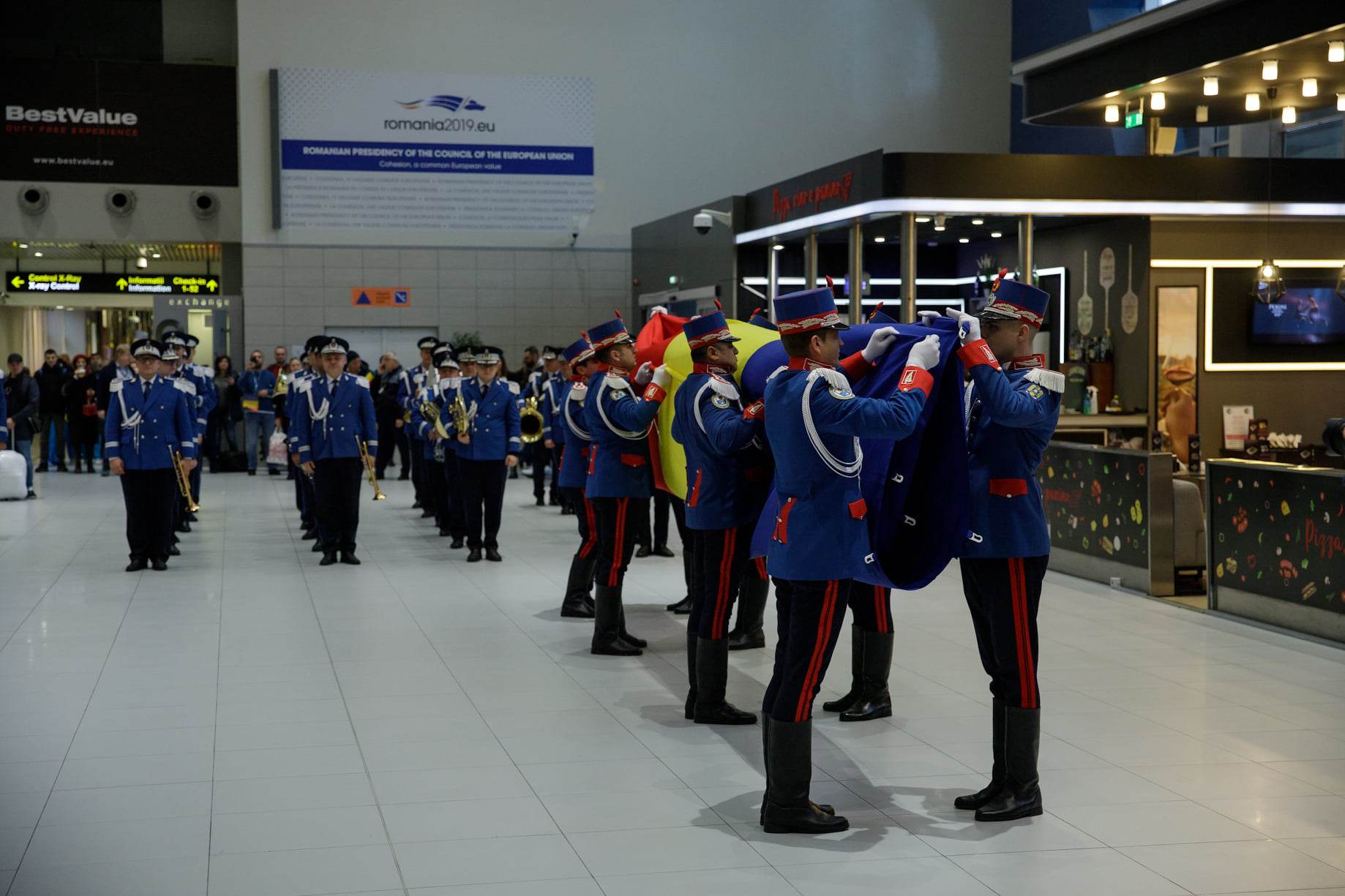 Flashmob pe Aeroportul Otopeni, de 1 Decembrie: defilări ale Jandarmeriei Române pe melodii folclorice interpretate de fanfară. VIDEO