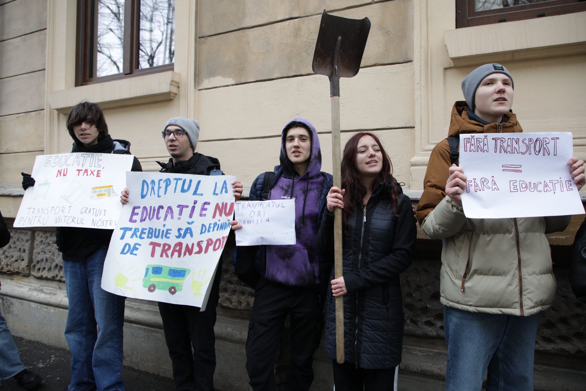 Elevii din 19 județe au rămas fără transport gratuit. Protest în fața Ministerului Educației: „E un drept fundamental să ajungi la școală”