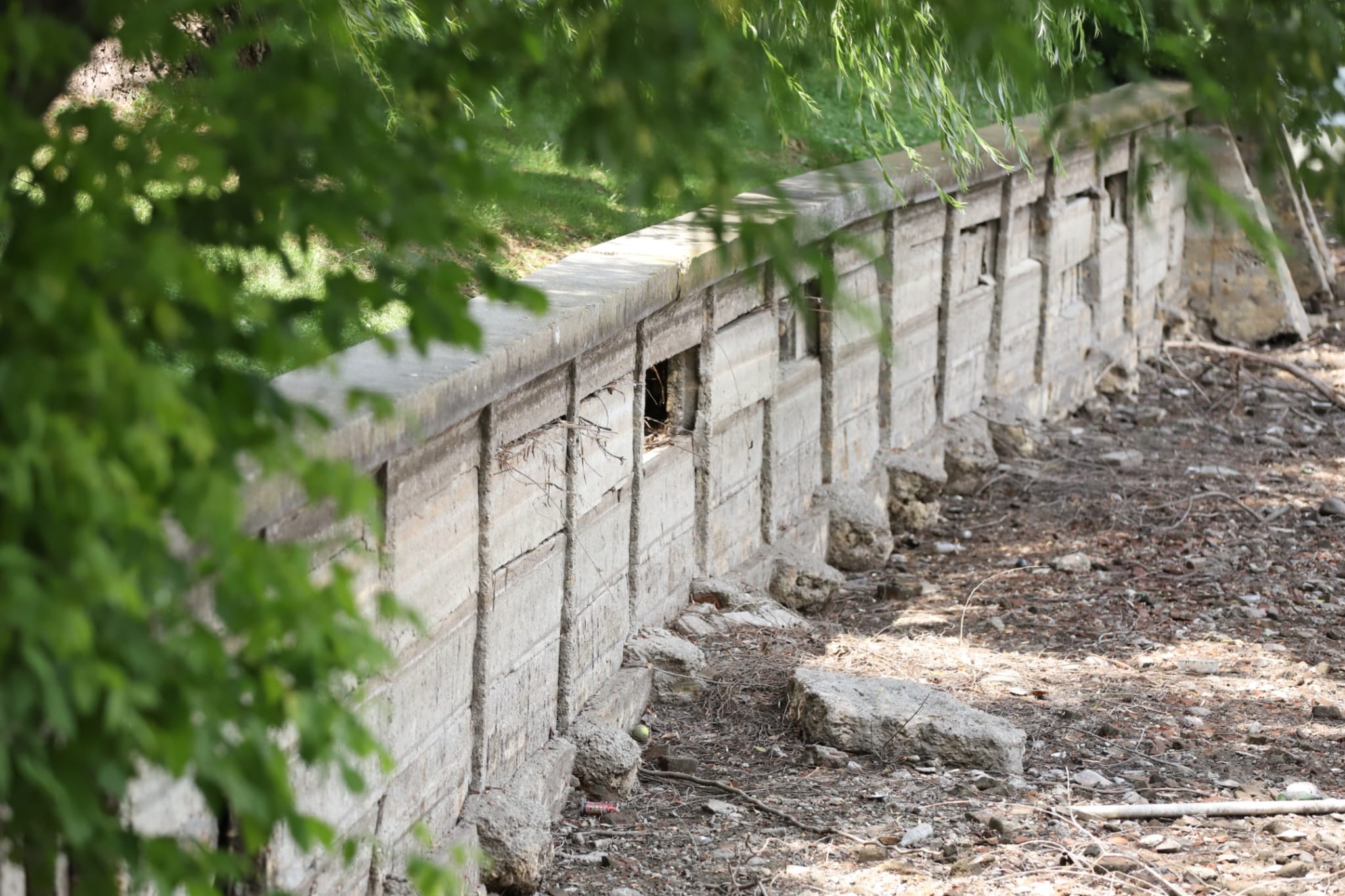 Cum arată lacul golit din parcul Herăstrău din București. Trotinete și scaune, printre obiectele găsite pe fundul lacului