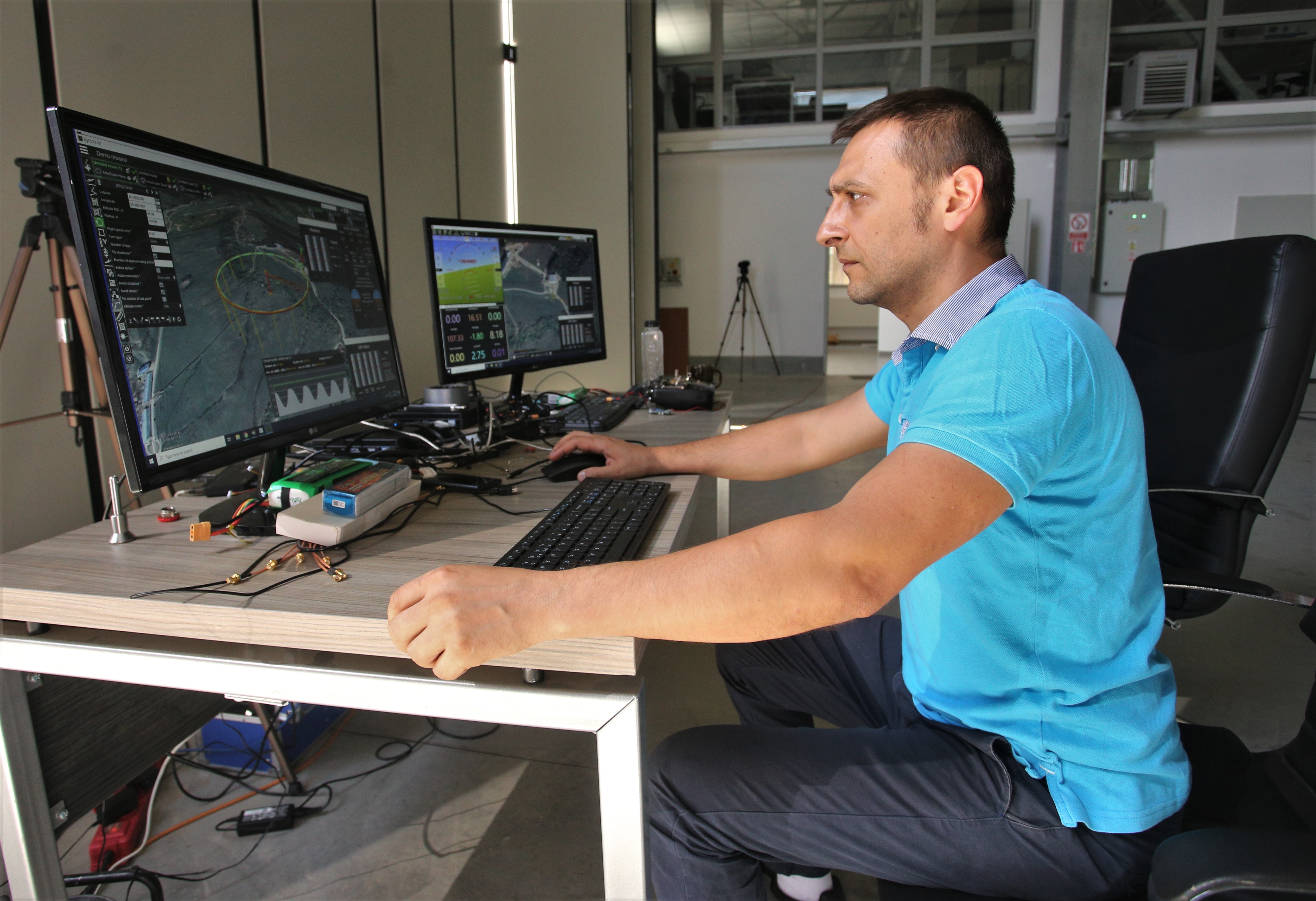 Drone românești trimise la luptă împotriva COVID-19. Misiunea lor: livrări urgente și depistarea oamenilor care nu poartă mască
