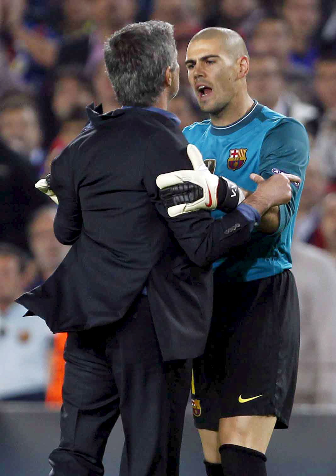 Femeie rămasă infirmă din cauza unei petarde aruncată pe ”Camp Nou”. Chivu, martor / FOTO