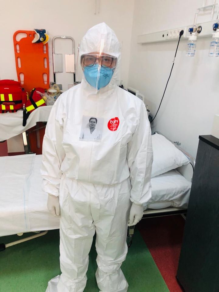 Cadrele medicale au găsit soluția prin care să empatizeze cu pacienții. Zâmbesc din fotografiile lipite pe combinezoane