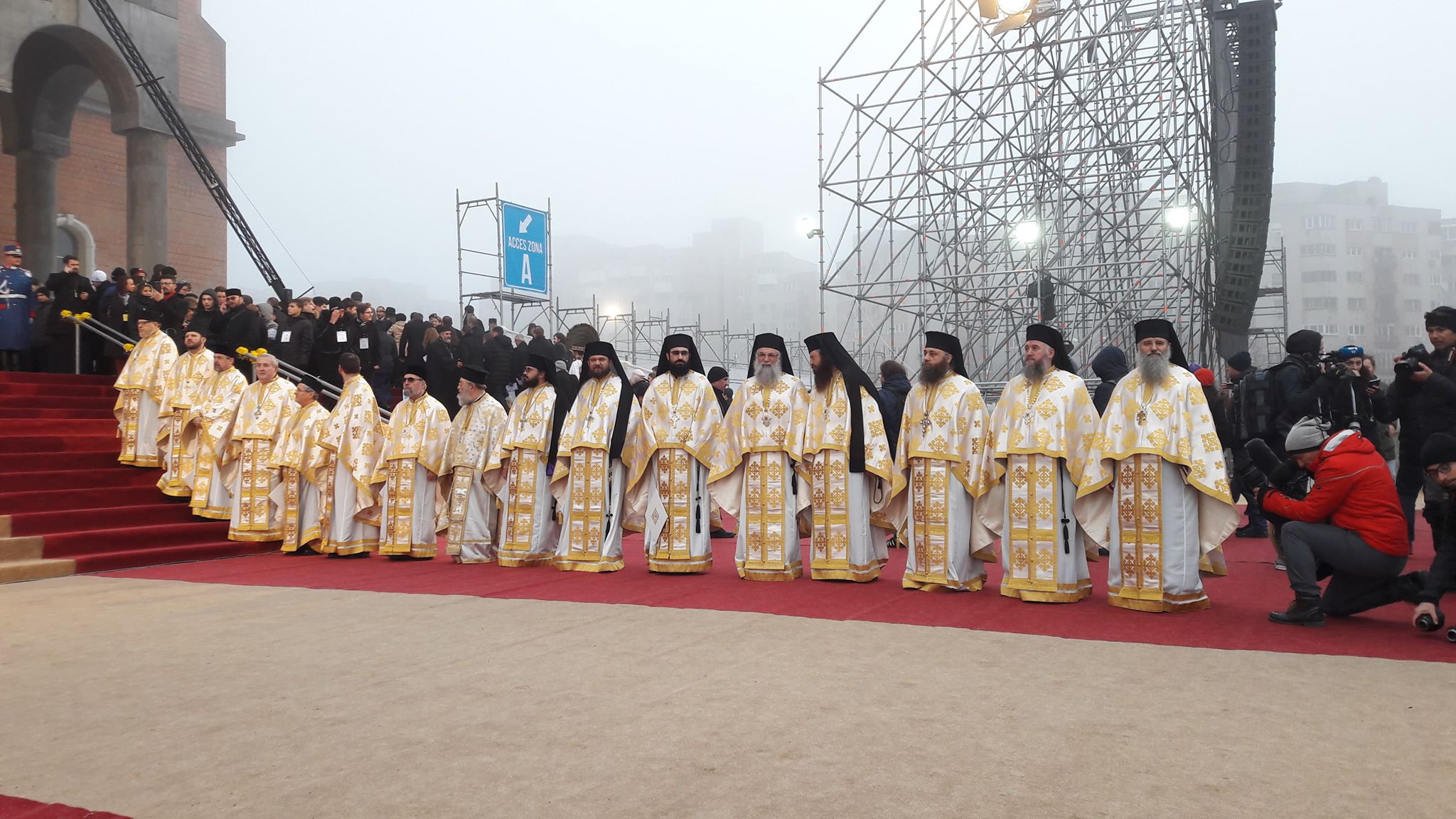 FOTO&VIDEO/ Imagini de la slujba de sfințire a Catedralei Mântuirii Neamului. 100 de preoți și zeci de mii de credincioși participă la evenimentul istoric