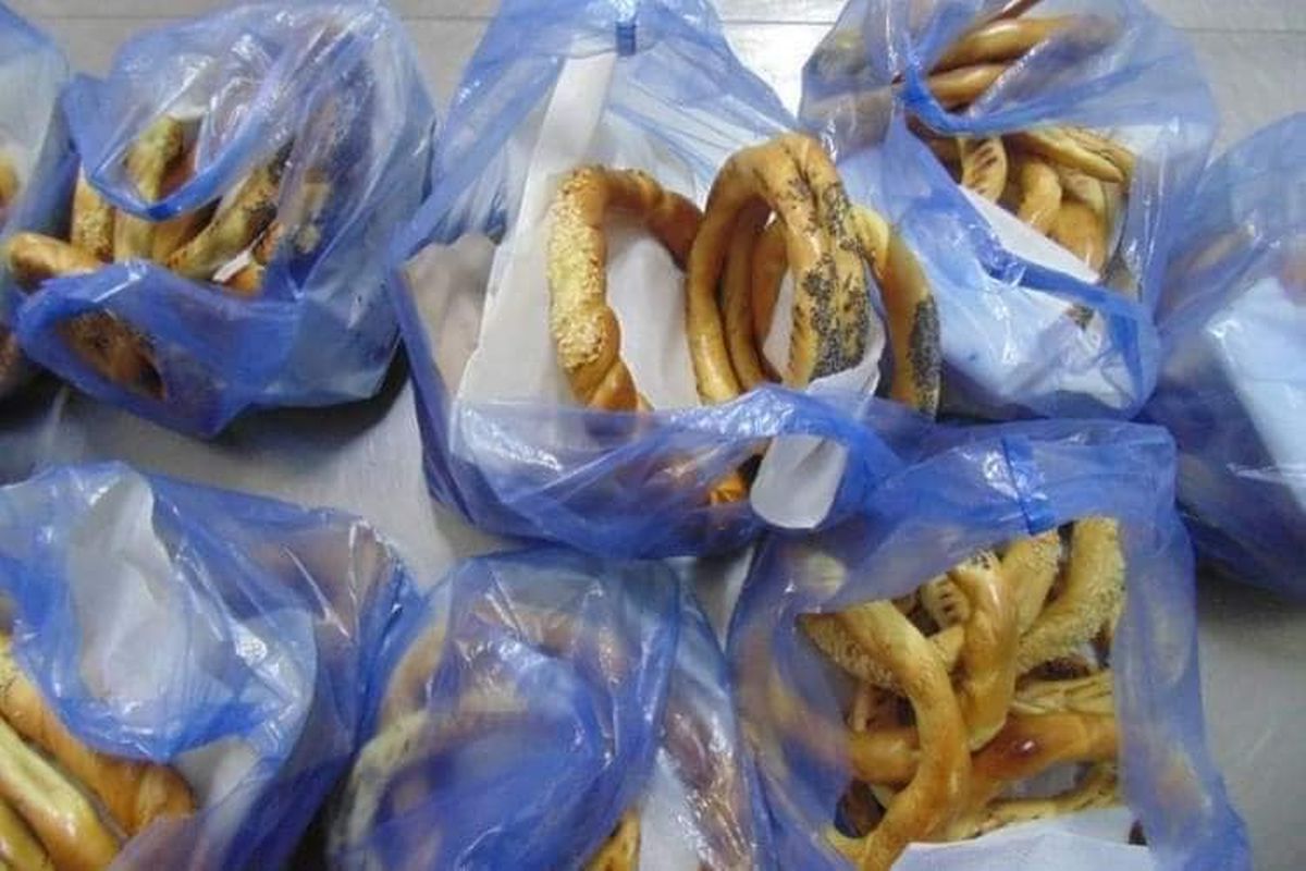 Proprietarul unei patiserii din Brăila lasă seara pungi cu produse în faţa magazinului: „Dacă îţi este foame, servește-te!”