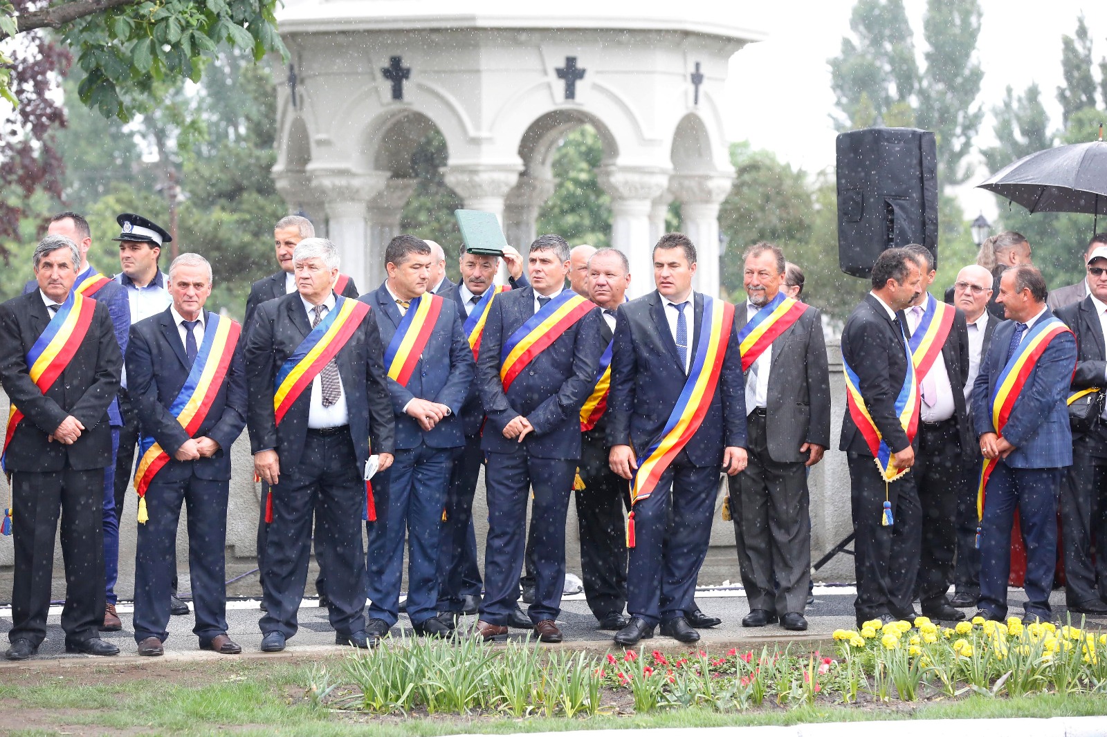 FOTOREPORTAJ: Peste 10.000 de oameni, la Buzău, de Ziua Eroilor. Jumătate au fost elevi aduși de profesori