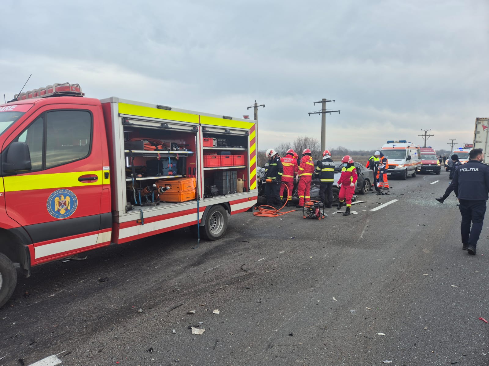 Trei morți și trei răniți pe DN6 la Zănoaga, în Dolj, într-un accident cu un TIR și două autoturisme