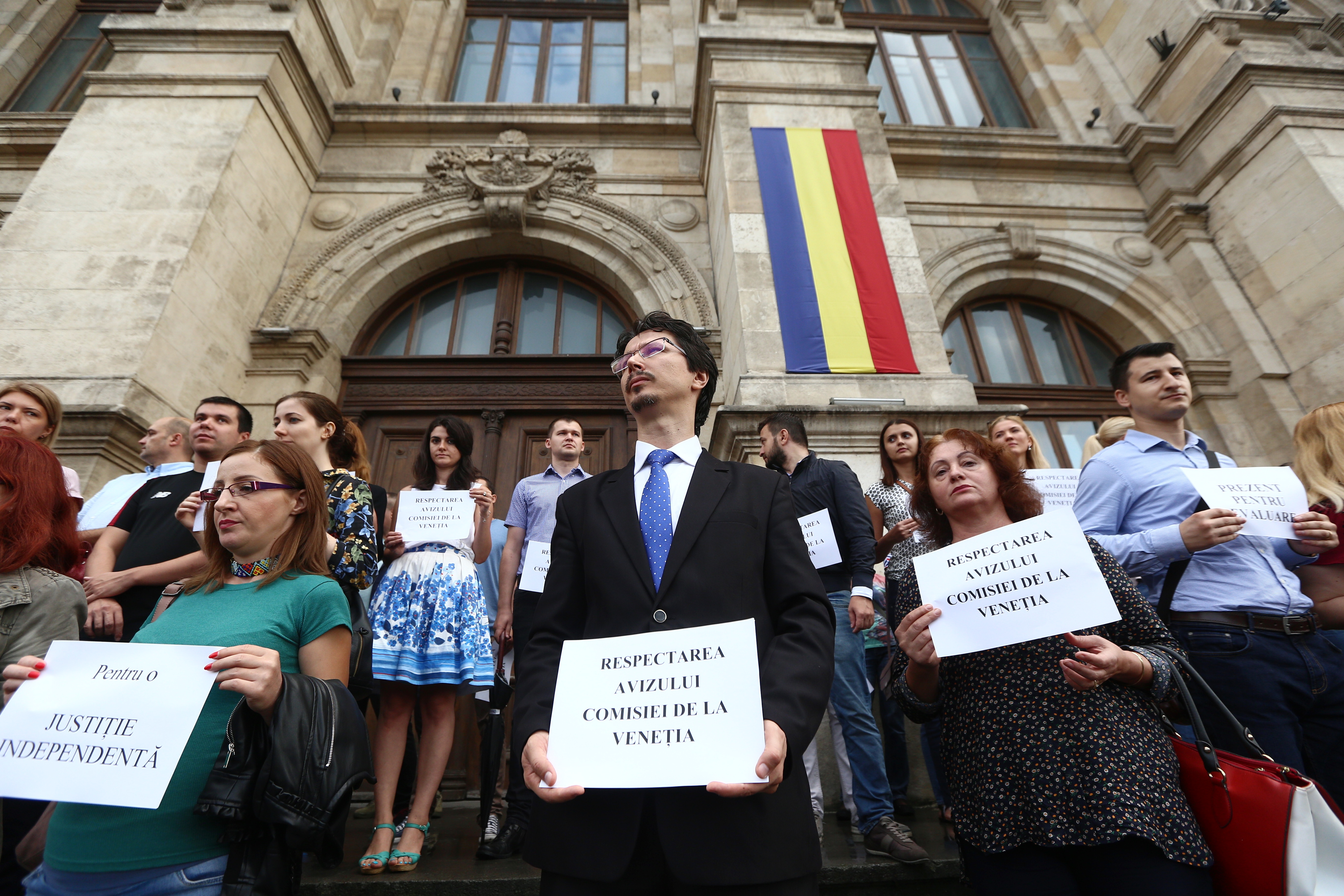 FOTO| Protestul magistraților din toată țara în fața Curții de Apel București: justiţia română este sub asalt în momentul de faţă