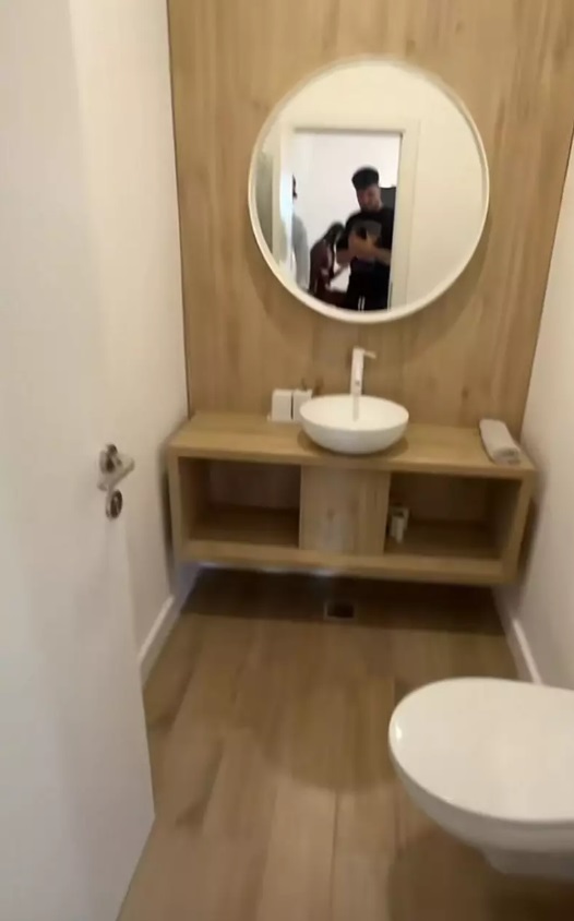 Imagini cu vila lui Marcel Andrei de la „Insula Iubirii”. Casa are trei dormitoare, dar și piscină și jacuzzi
