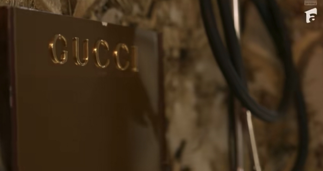 Imagini din casa Prințului Marco și a Biancăi Ghiurcă de la „Insula iubirii”. Ceas de perete Rolex, tapet Gucci și perne Hermès