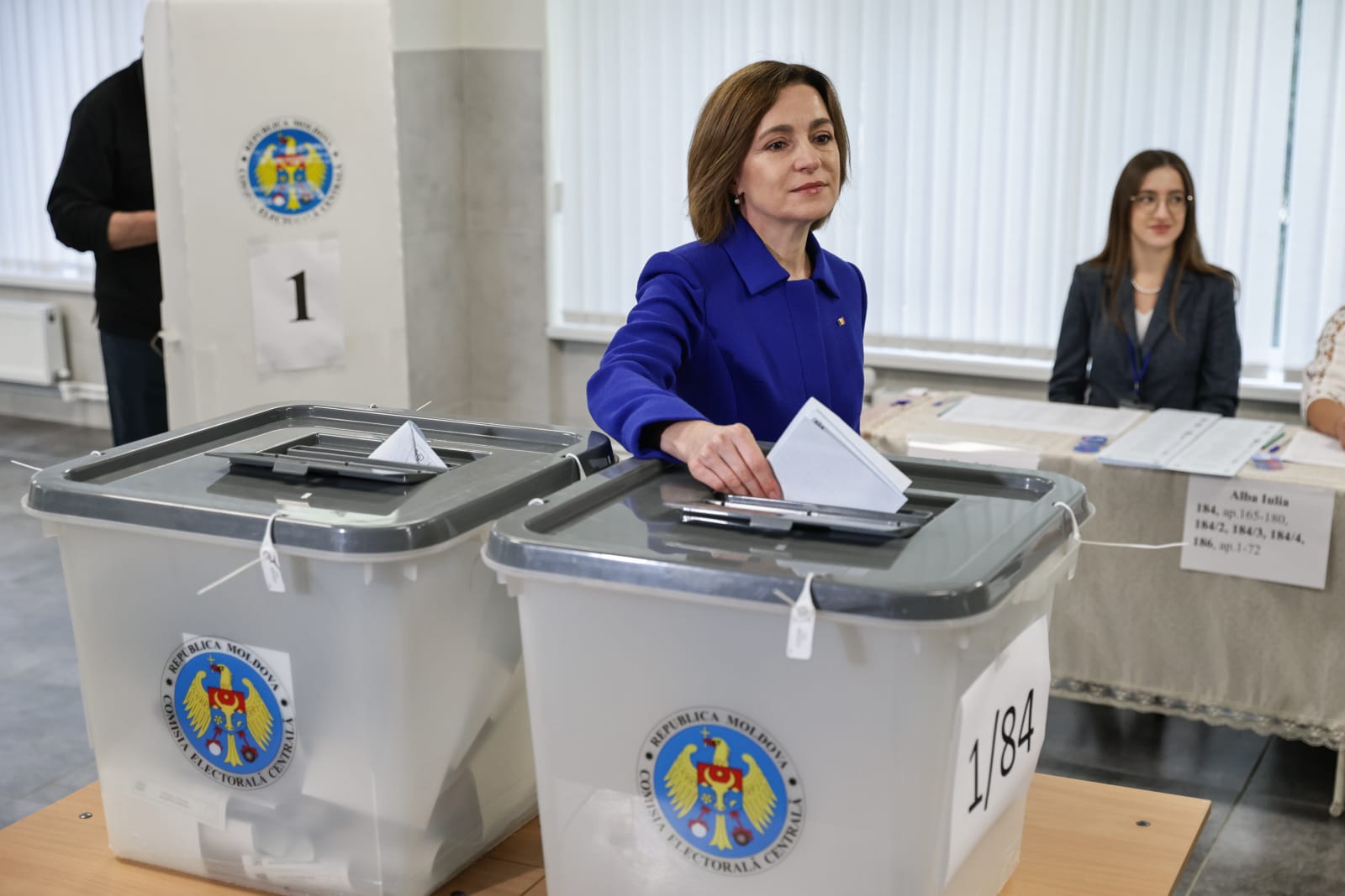Ținuta purtată de Maia Sandu în ziua alegerilor parlamentare din Republica Moldova. Semnificația culorii alese de președintă