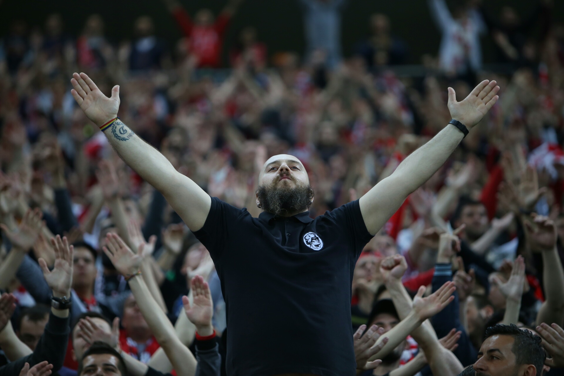 Control la sânge la porți, inclusiv în panfofi! Chiar și cu așa pază, petardele au întrerupt derby-ul Steaua - Dinamo! Un roș-albastru, altoit de ”câini”