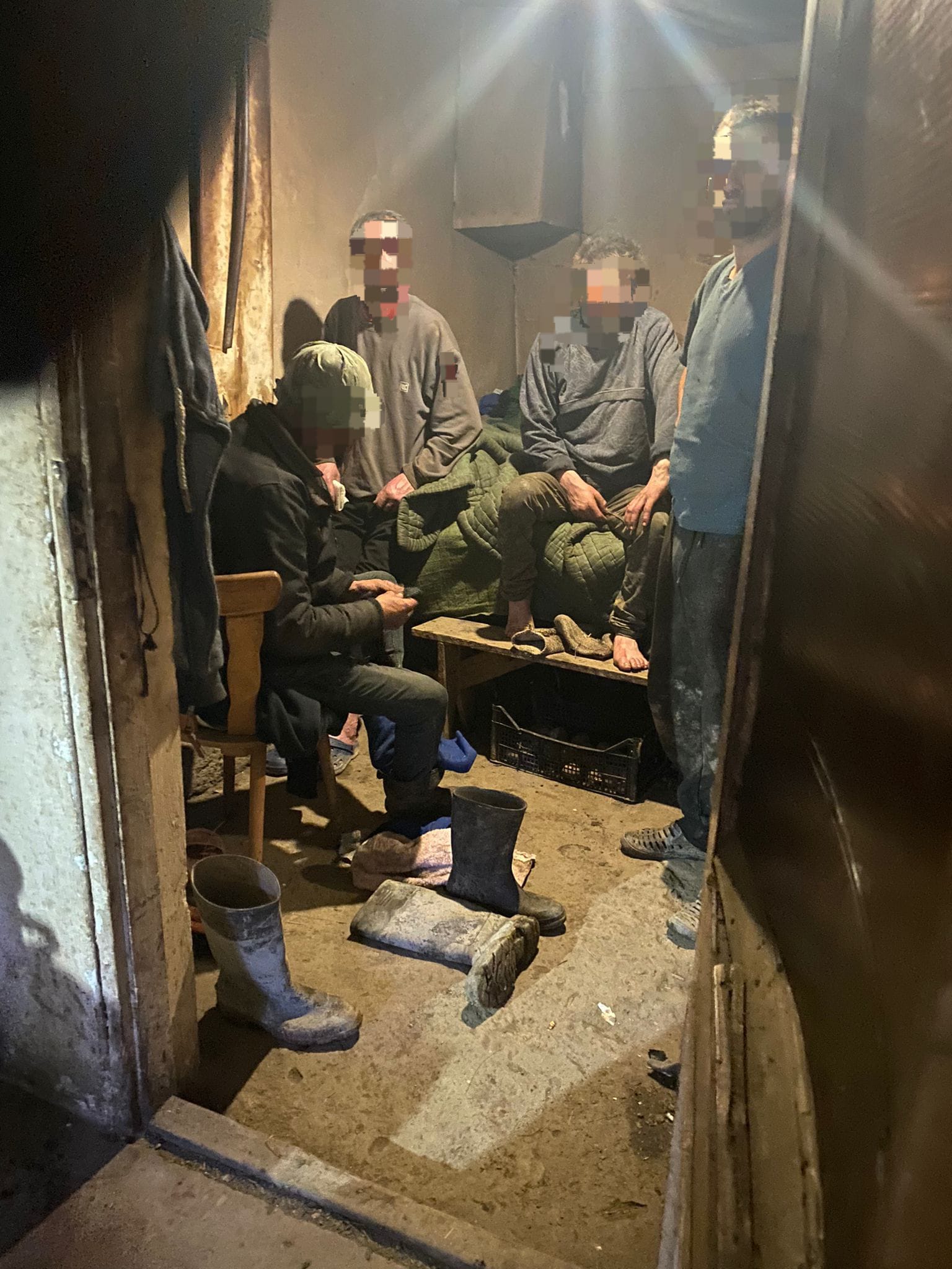 Caz de sclavie în județul Maramureș, depistat de DIICOT. Șapte persoane cu handicap psihic erau exploatate la o stână