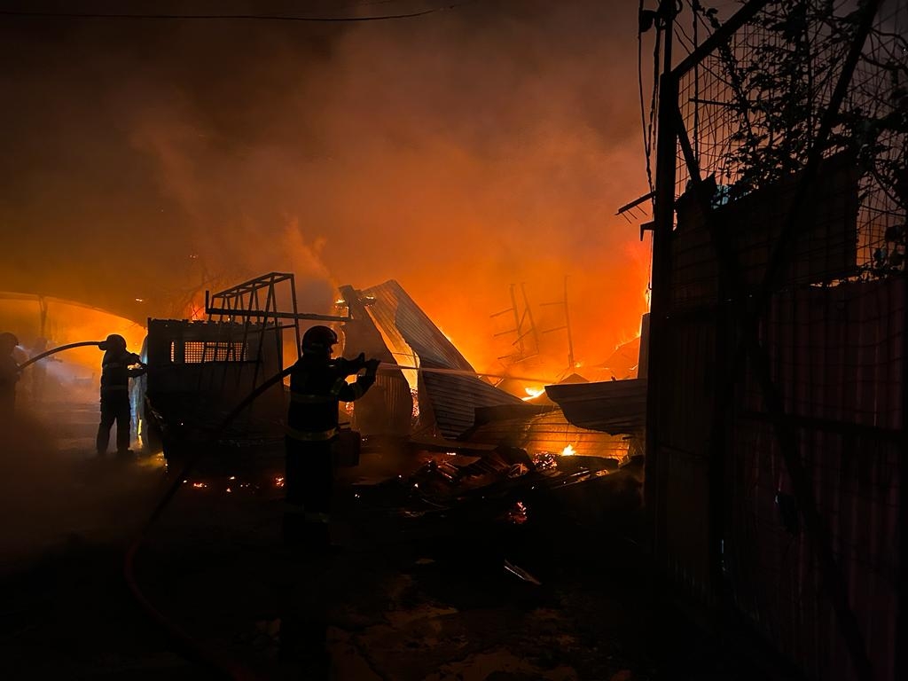 Incendiu violent la trei hale industriale din Galați. Pompierii s-au luptat ore întregi cu flăcările