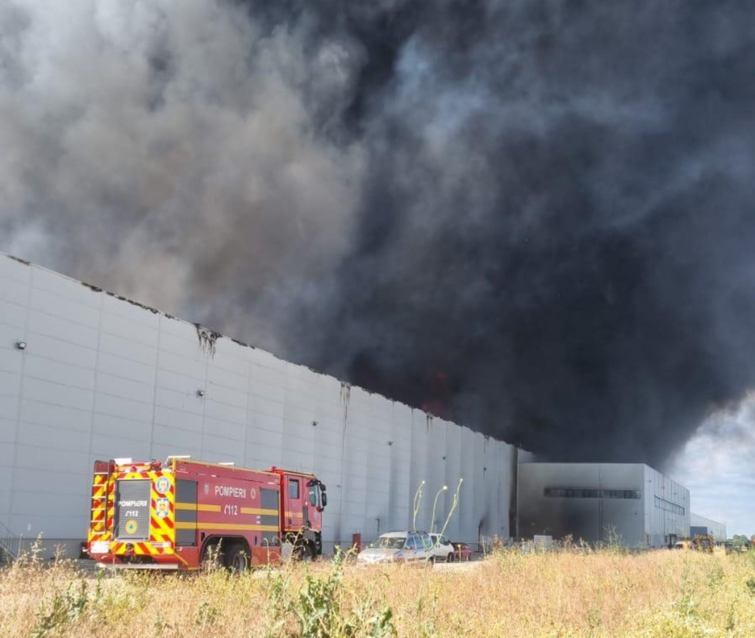 Incendiu puternic la un centru de logistică de pe Autostrada 1, a fost emis mesaj Ro-Alert. Norii uriași de fum se văd de la câțiva kilometri