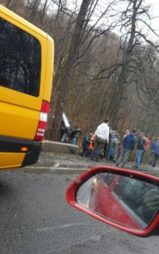Accident pe DN13, între Sighişoara şi Braşov. Doi copii și doi adulți, răniți după ce s-au răsturnat cu mașina / FOTO