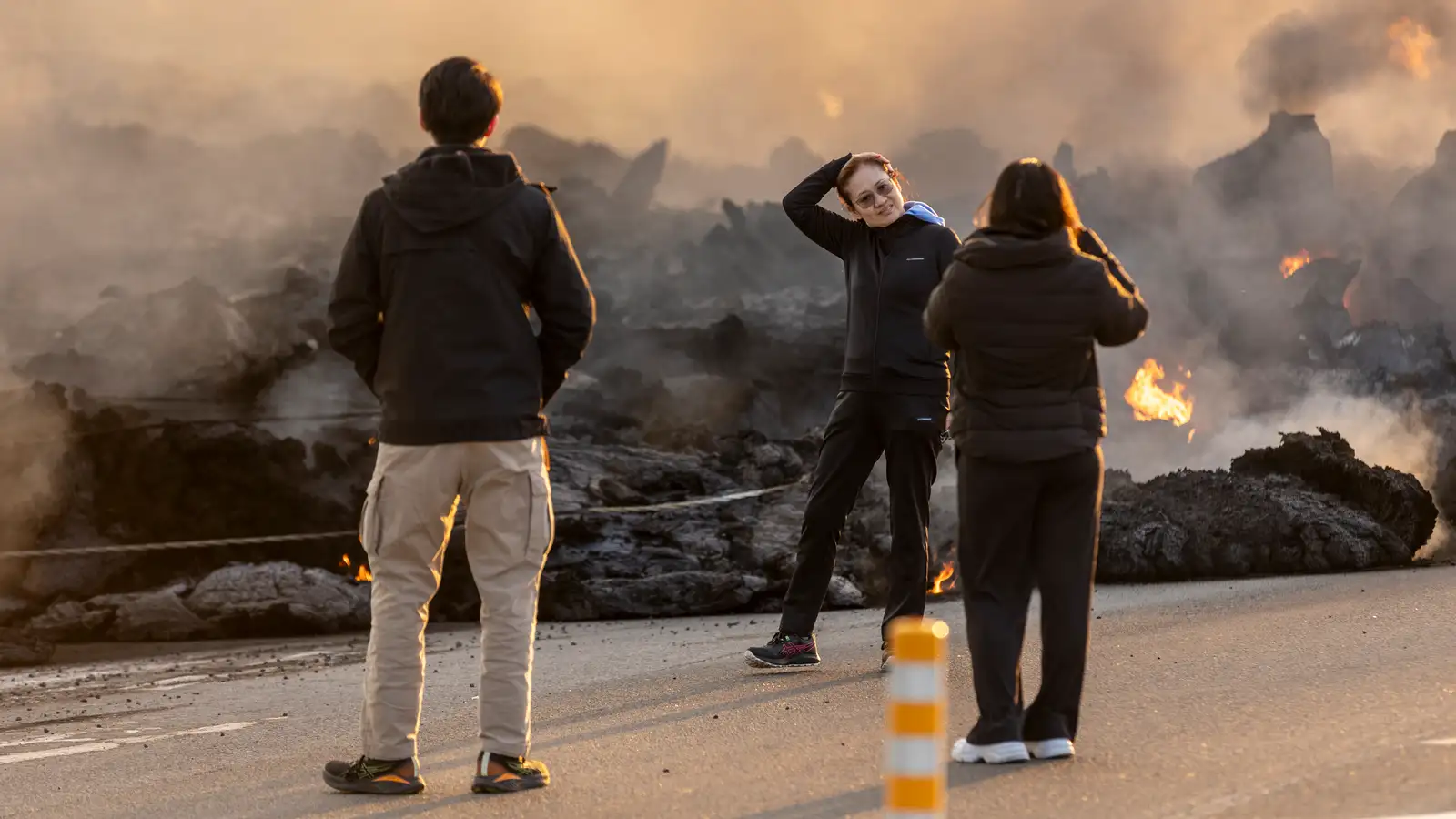 Turiști lângă râurile de lavă din Islanda. Fotografii impresionante ale erupției vulcanice de lângă stațiunea Laguna Albastră