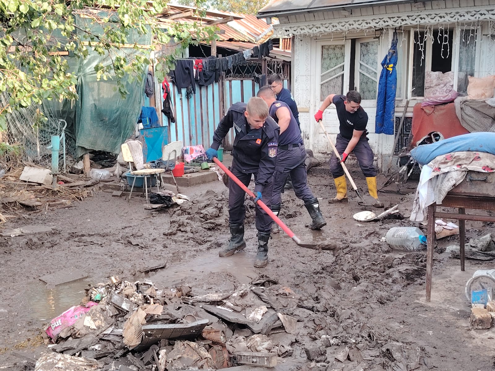 Urmările inundațiilor catastrofale. Aproape o mie de pompieri din țară, trimiși în sprijinul salvatorilor de la ISU Galați VIDEO