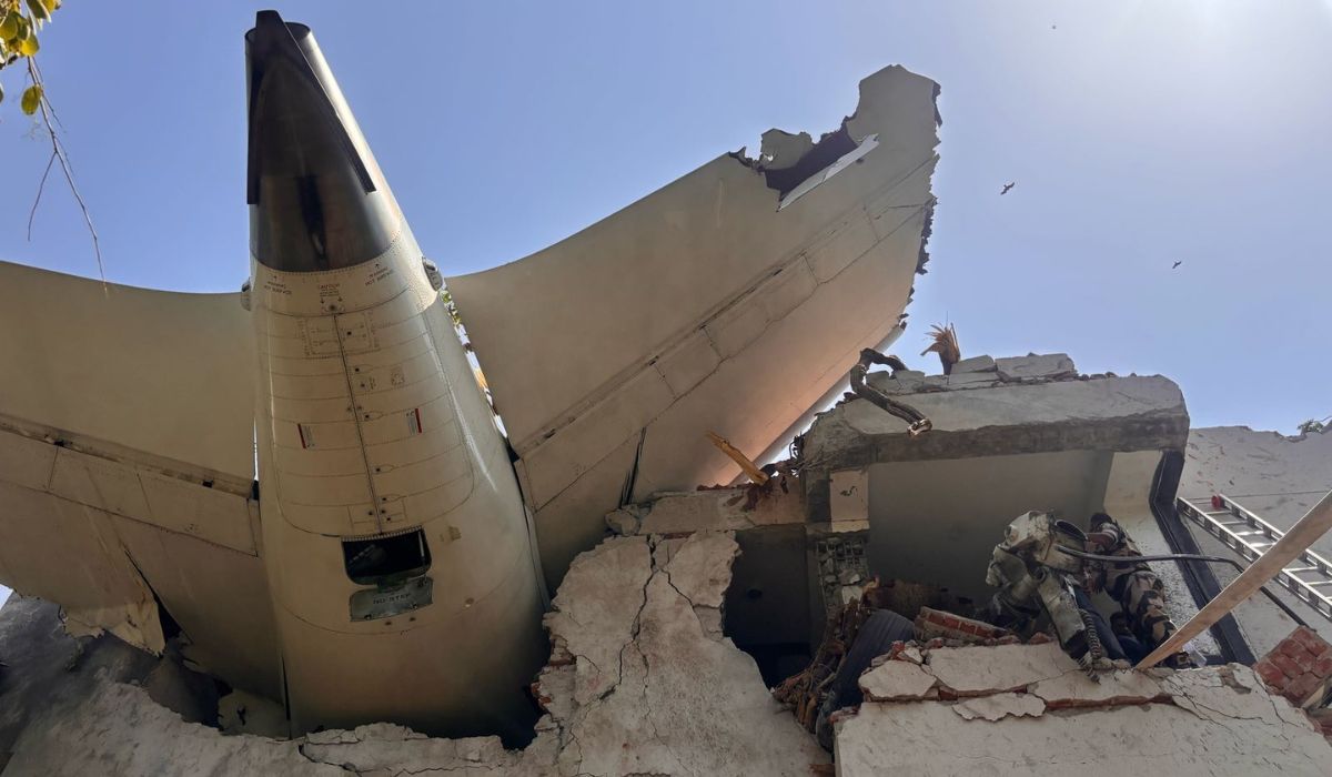 Avion cu 242 de oameni la bord prăbușit după decolare, într-o zonă rezidențială. Un bărbat a supraviețuit miraculos