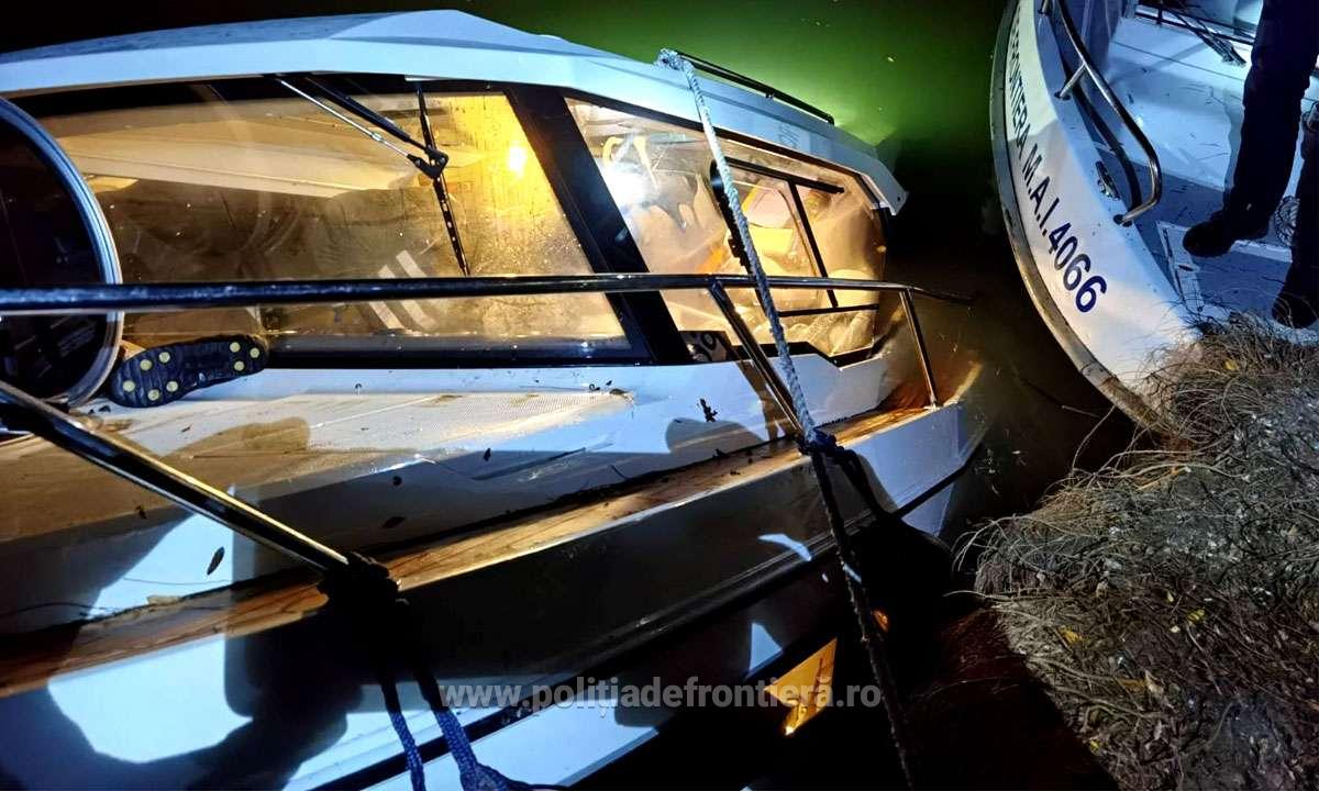 Trei persoane care pescuiau au fost salvate din barca pe jumătate scufundată pe brațul Chilia