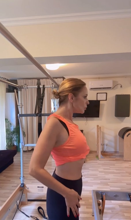 Cum arată Andreea Marin în colanți, cu abdomenul la vedere. Secretul pentru a se menține în formă la 50 de ani: „Înainte aveam 20 de kilograme în plus”