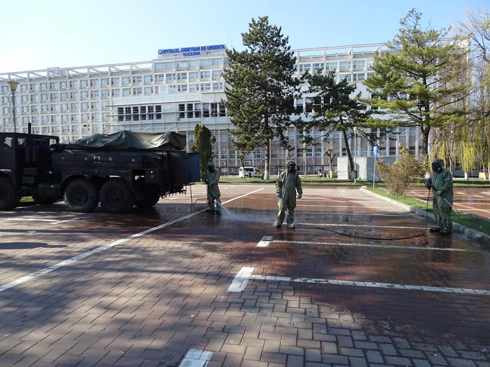 FOTO: Cum decontaminează armata străzile din Suceava