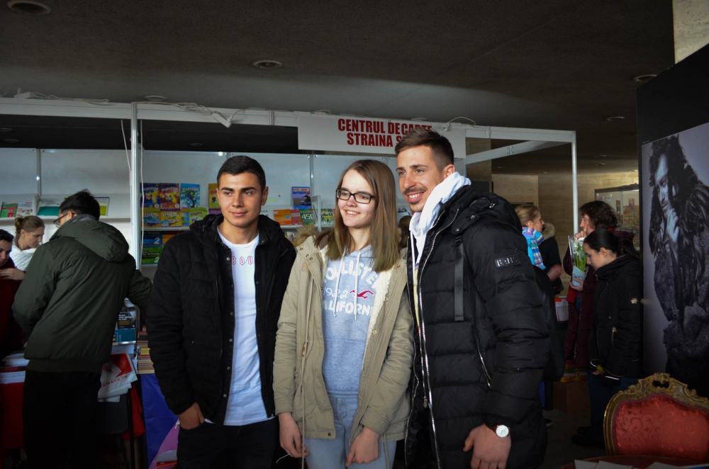 Fotbaliștii Craiovei au oferit mărțișoare. Gică Craioveanu a venit pentru meciul cu Dinamo / GALERIE FOTO